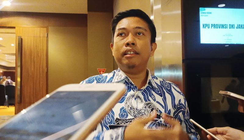 Ketua Divisi Teknis KPU DKI Jakarta Dody Wijaya memberi keterangan kepada media di Jakarta, Jumat (16/8/2024).  <b>(ANTARA/Khaerul Izan)</b>