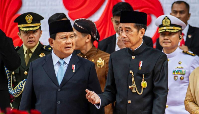 Presiden RI Joko Widodo (kedua kanan) berbincang dengan Menteri Pertahanan Prabowo Subianto (kedua kiri) usai mengikuti Sidang Tahunan MPR dan Sidang Bersama DPR dan DPD Tahun 2024 di Gedung Nusantara, Senayan, Jakarta, Jumat (16/8/2024).  <b>(ANTARA FOTO/Dhemas Reviyanto/aww/am.)</b>