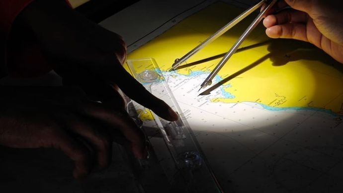 Perwira KN Ganesha (SAR-105) melakukan pemetaan alur kapal dari Padang Sumatera Barat menuju ke Sibolga, Sumatera Utara dalam pelayaran operasi SAR darurat bencana di perairan Bengkulu, Rabu (3/12/2025).