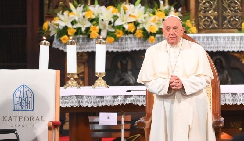 Paus Fransiskus bersiap menyampaikan pesan dalam kunjungannya di Gereja Katedral, Jakarta, Rabu (4/9/2024).  <b>(ANTARA FOTO/Sulthony Hasanuddin/Ak/tom)</b>