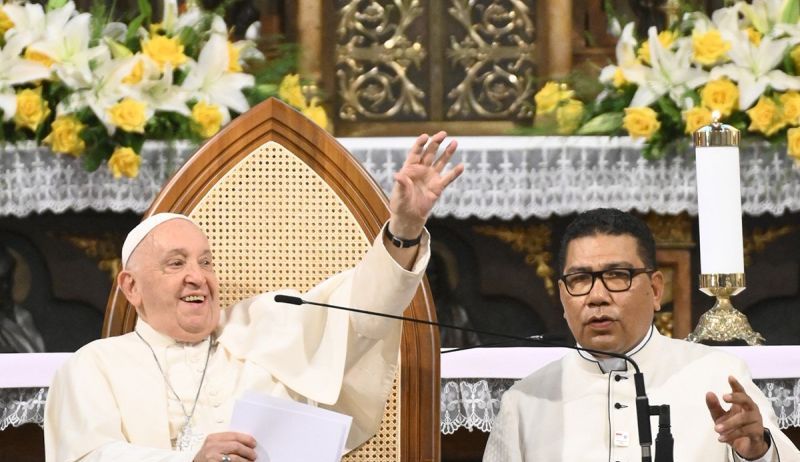 Paus Fransiskus (kiri) didampingi Staf Dikasteri untuk Dialog Antar-Agama Takhta Suci Vatikan Romo Markus Solo Kewuta (kanan) menyampaikan pesan saat kunjungannya di Gereja Katedral, Jakarta, Rabu (4/9/2024). Dalam dialog dengan uskup, imam, diakon,  <b>(ANTARA FOTO/Sulthony Hasanuddin/Spt)</b>