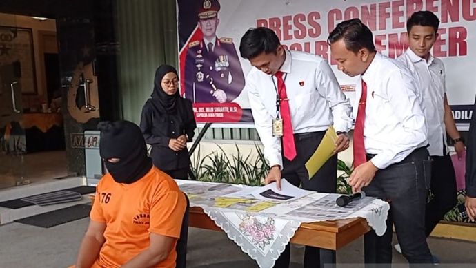 Seorang tersangka HS yang diduga melakukan ujaran kebencian melalui media sosialnya akhirnya ditangkap Polres Jember yang disampaikan pada konferensi pers di Mapolres Jember, Selasa (1/10/2024). 