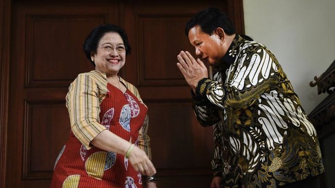 Arsip foto - Ketua Umum Partai Gerindra Prabowo Subianto (kanan) berpamitan kepada Ketua Umum PDI Perjuangan Megawati Soekarnoputri (kiri) usai menggelar pertemuan tertutup di Jakarta, Rabu (24/7/2019). 