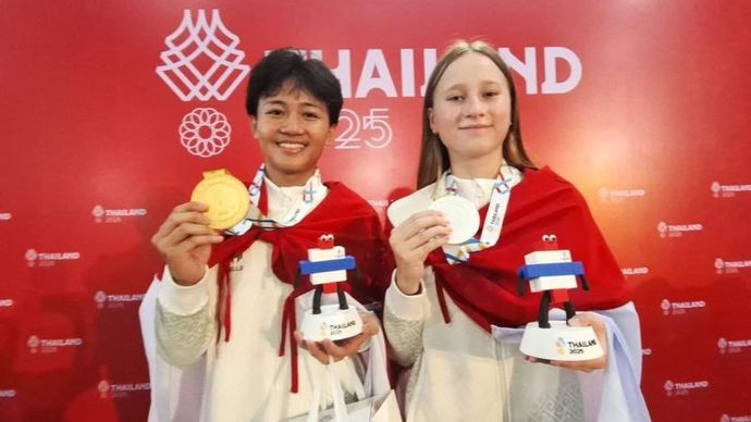 Peraih emas dan perak SEA Games 2025 cabang olahraga skateboard nomor street putra dan putri Basral Graita Hutomo (kiri) bersama Ni Wayan Malana Fairbrother (kanan). 