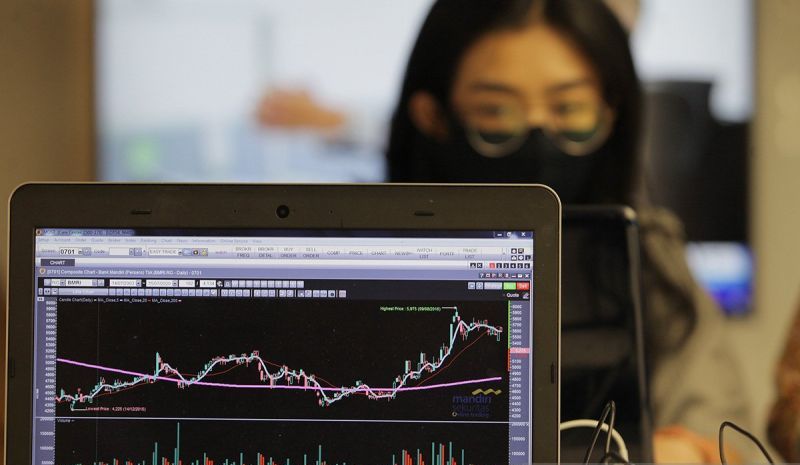 Ilustrasi - Karyawan memantau pergerakan harga saham di salah satu kantor perbankan di Jakarta.  <b>(ANTARA FOTO/Reno Esnir/foc/aa.)</b>