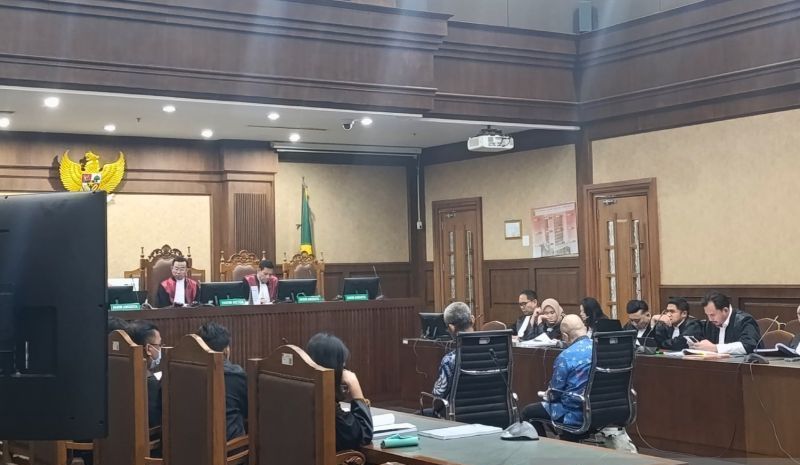 Dua terdakwa kasus dugaan investasi fiktif di PT Taspen (Persero) pada tahun 2019, mantan Dirut Antonius Nicholas Stephanus Kosasih dan Ekiawan Heri Primaryanto, dalam sidang pembacaan surat dakwaan di Pengadilan Tipikor Jakarta, Selasa (27/5/2025).  <b>(ANTARA/Agatha Olivia Victoria)</b>