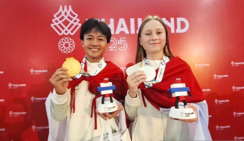 Peraih emas dan perak SEA Games 2025 cabang olahraga skateboard nomor street putra dan putri Basral Graita Hutomo (kiri) bersama Ni Wayan Malana Fairbrother (kanan).  <b>(ANTARA/Aditya Ramadhan)</b>