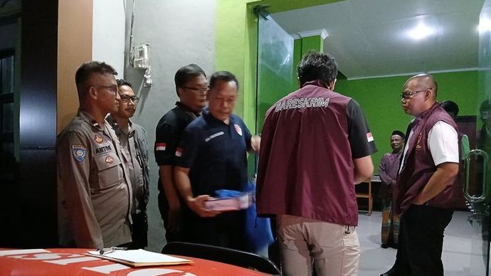 Penyidik Direktorat Tindak Pidana Umum (Dittipidum) Bareskrim Polri menggeledah Kantor dan rumah Kepala Desa (Kades) Kohod, Kecamatan Pakuhaji, Kabupaten Tangerang, Banten, Senin (10/2/2025) malam.  <b>(ANTARA/Azmi Samsul Maarif/aa.)</b>