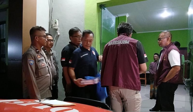 Penyidik Direktorat Tindak Pidana Umum (Dittipidum) Bareskrim Polri menggeledah Kantor dan rumah Kepala Desa (Kades) Kohod, Kecamatan Pakuhaji, Kabupaten Tangerang, Banten, Senin (10/2/2025) malam.  <b>(ANTARA/Azmi Samsul Maarif/aa.)</b>