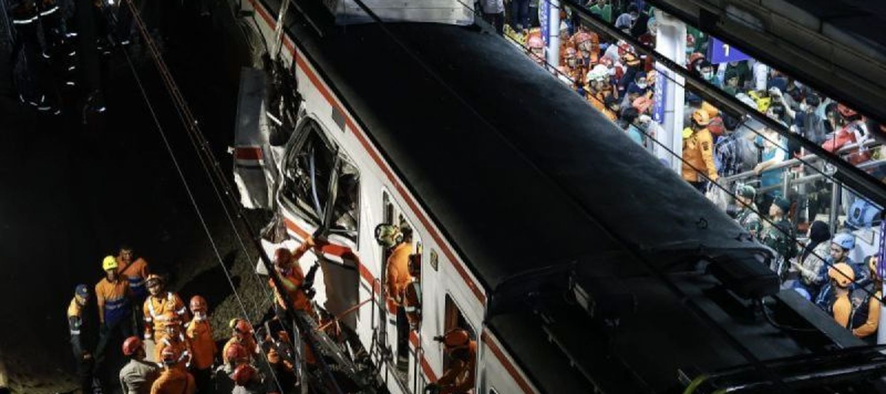 Evakuasi korban kecelakaan commuter line (KRL) yang bertabrakan dengan Kereta Api (KA) Jarak Jauh Argo Bromo Anggrek di stasiun Bekasi Timur, Jawa Barat, Senin (27/4/2026) malam. 