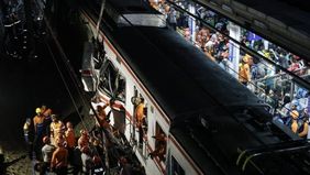 Menurut dia, apabila darurat perlintasan sebidang tersebut tidak segera diselesaikan dengan baik, tak menutup kemungkinan kecelakaan kereta api akan terus terjadi di Indonesia. Lasarus mengingatkan, jalur kereta api seharusnya bebas dan steril dari s