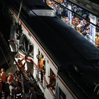 DPR: Jalur Kereta Seluruh Dunia Clear, Kecuali di Indonesia!
