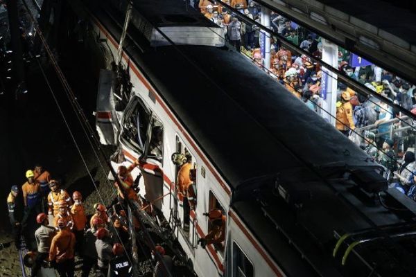 Evakuasi korban kecelakaan commuter line (KRL) yang bertabrakan dengan Kereta Api (KA) Jarak Jauh Argo Bromo Anggrek di stasiun Bekasi Timur, Jawa Barat, Senin (27/4/2026) malam. 