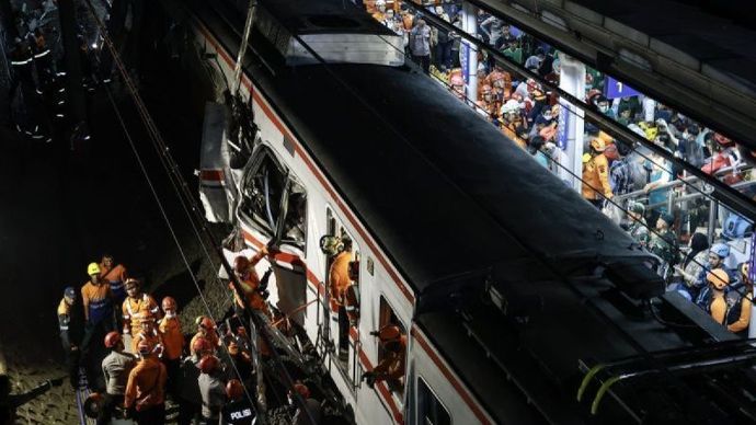 Evakuasi korban kecelakaan commuter line (KRL) yang bertabrakan dengan Kereta Api (KA) Jarak Jauh Argo Bromo Anggrek di stasiun Bekasi Timur, Jawa Barat, Senin (27/4/2026) malam. 