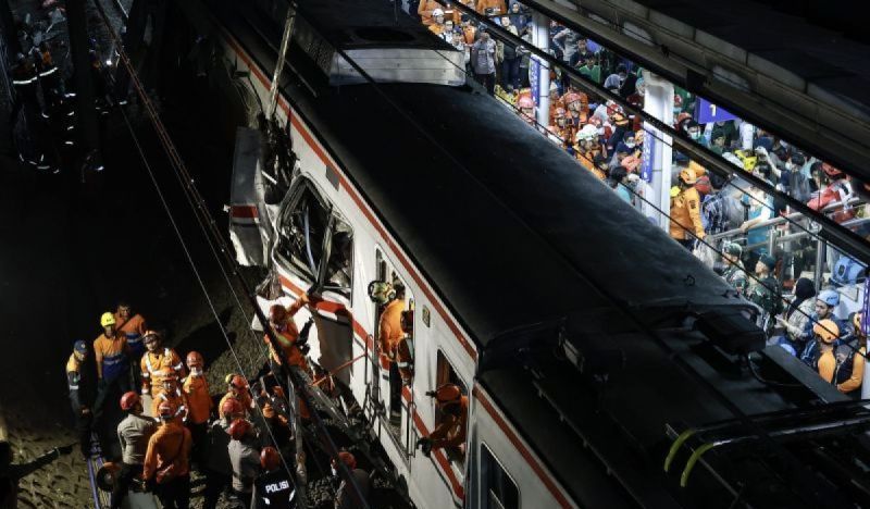 Evakuasi korban kecelakaan commuter line (KRL) yang bertabrakan dengan Kereta Api (KA) Jarak Jauh Argo Bromo Anggrek di stasiun Bekasi Timur, Jawa Barat, Senin (27/4/2026) malam.  <b>(ANTARA FOTO/Dhemas Reviyanto/sgd)</b>