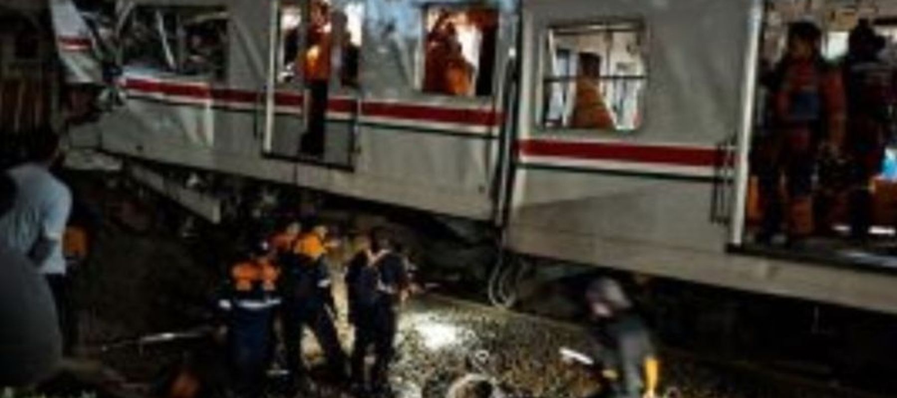 Proses evakuasi korban kecelakaan KRL yang bertabrakan dengan Kereta Api Jarak Jauh Argo Bromo Anggrek di stasiun Bekasi Timur, Jawa Barat, Senin (27/4/2026) malam. 