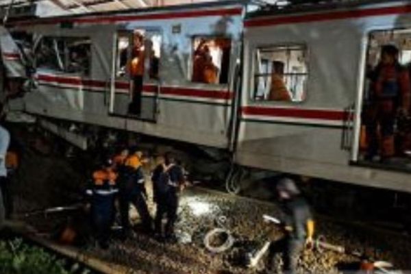 Proses evakuasi korban kecelakaan KRL yang bertabrakan dengan Kereta Api Jarak Jauh Argo Bromo Anggrek di stasiun Bekasi Timur, Jawa Barat, Senin (27/4/2026) malam. 