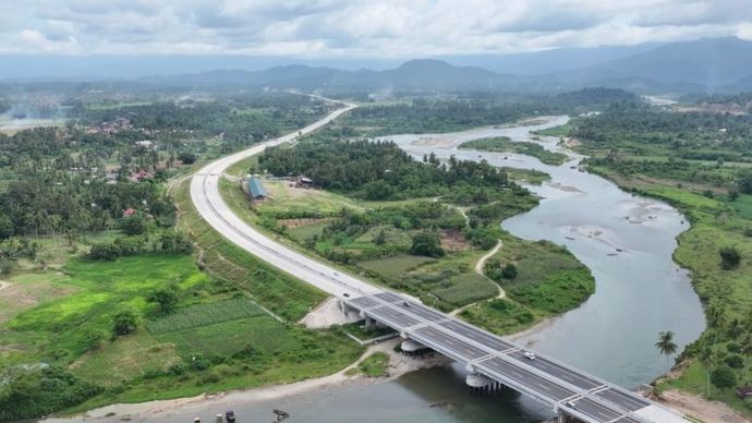 Foto udara Jalan Tol Pekanbaru-Padang Seksi Padang-Sicincin. 