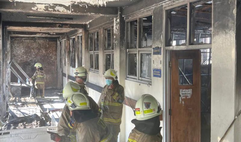 Petugas Sudin Penanggulangan Kebakaran dan Penyelamatan (Gulkarmat) Jakarta Timur memadamkan kebakaran di Rumah Sakit Umum (RSU) Pemasyarakatan Cipinang, Jakarta Timur, Senin (1/12/2025).  <b>(ANTARA/Siti Nurhaliza)</b>