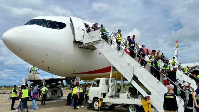 Kedatangan pesawat Garuda Indonesia jenis A340-300 yang mengangkut 319 jamaah haji mendarat di Bandara Syamsudin Noor, Minggu (23/6/2024). ANTARA/Firman 