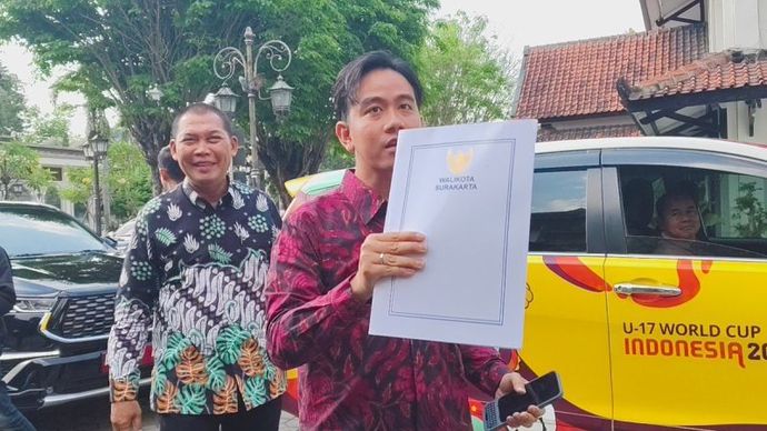 Gibran Rakabuming Raka didampingi oleh Teguh Prakosa sampai di Kantor DPRD Kota Surakarta, Jawa Tengah, Selasa (16/7/2024). ANTARA/Aris Wasita  <b>(ANTARA/Aris Wasita)</b>