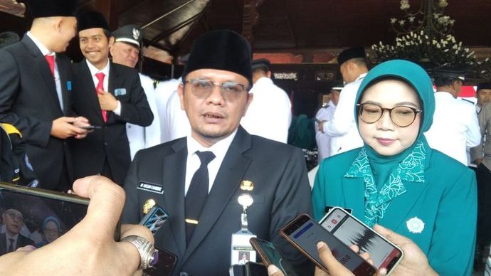 Penjabat Bupati Kudus Muhammad Hasan Chabibie saat diwawancarai media di Pendopo Kabupaten Kudus, Jawa Tengah, Kamis (18/7/2024). ANTARA/Akhmad Nazaruddin Lathif 