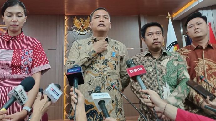 Ketua KPU DKI Jakarta Wahyu Dinata (kedua kiri) memberi keterangan kepada media di Jakarta, Selasa (20/8/2024).  <b>(ANTARA/Khaerul Izan)</b>