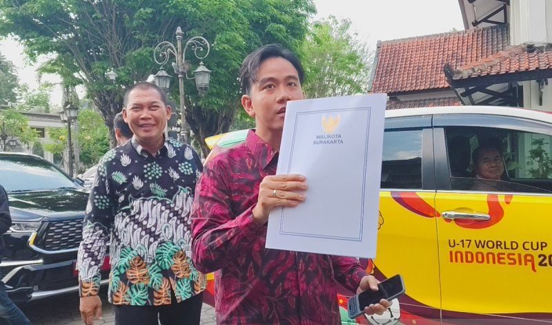 Gibran Rakabuming Raka didampingi oleh Teguh Prakosa sampai di Kantor DPRD Kota Surakarta, Jawa Tengah, Selasa (16/7/2024). ANTARA/Aris Wasita  <b>(ANTARA/Aris Wasita)</b>