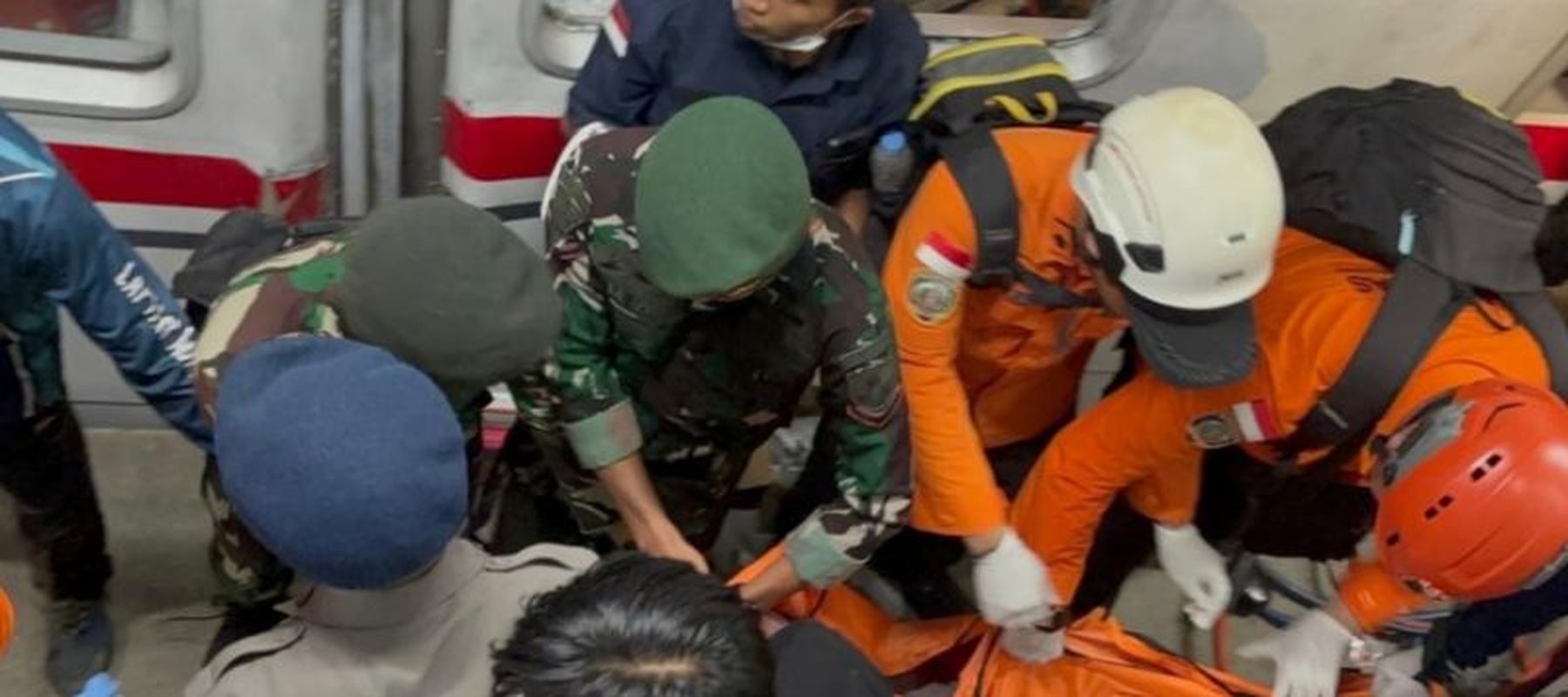 Anggota Tim SAR melakukan evakuasi korban kecelakaan kereta di Stasiun Bekasi Timur, Selasa (28/4/2026). 