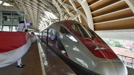 Libur Nataru, Ribuan Turis Malaysia Padati Kereta Cepat Whoosh