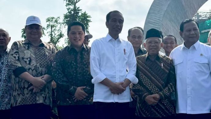 Presiden Joko Widodo, Wakil Presiden Ma'Ruf Amin, Presiden Terpilih Prabowo Subianto, Menko Airlangga Hartarto, dan Menteri BUMN Erick Thohir saat melakukan kunjungan ke Sumbu Kebangsaan di Ibu Kota Nusantara (IKN), Kalimantan Timur, Senin (12/8/2024 <b>(ANTARA/HO-Dok Pri Erick Thohir)</b>