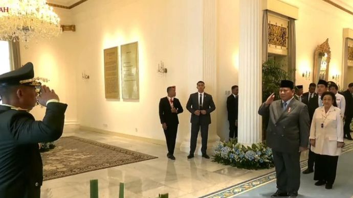 Presiden Ke-5 RI yang juga Dewan Pengarah Badan Pembinaan Ideologi Pancasila Megawati Soekarnoputri terlihat berbaris diapit oleh Presiden RI Prabowo Subianto dan Wakil Presiden Gibran Rakabuming Raka saat Upacara Peringatan Hari Lahir Pancasila, di 