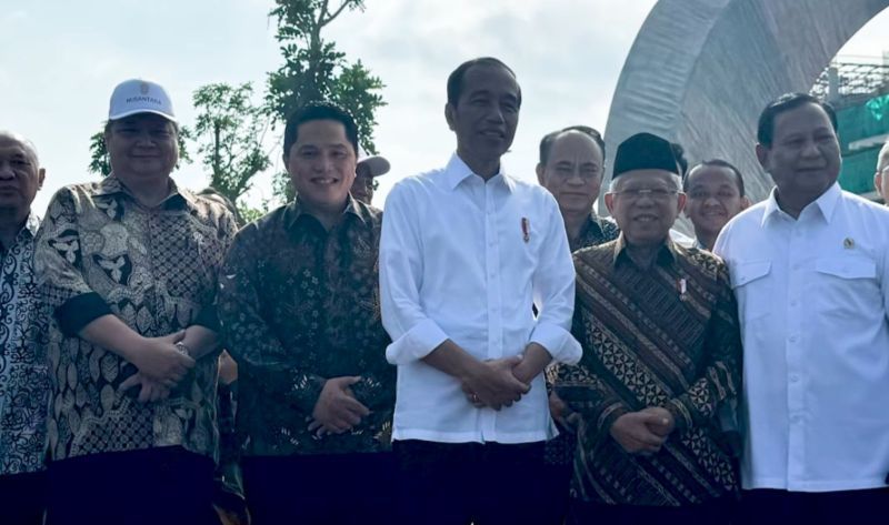 Presiden Joko Widodo, Wakil Presiden Ma'Ruf Amin, Presiden Terpilih Prabowo Subianto, Menko Airlangga Hartarto, dan Menteri BUMN Erick Thohir saat melakukan kunjungan ke Sumbu Kebangsaan di Ibu Kota Nusantara (IKN), Kalimantan Timur, Senin (12/8/2024 <b>(ANTARA/HO-Dok Pri Erick Thohir)</b>