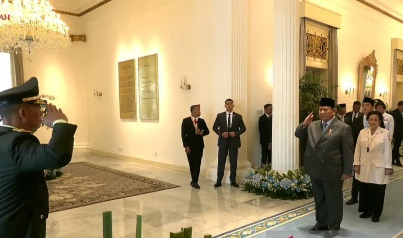Presiden Ke-5 RI yang juga Dewan Pengarah Badan Pembinaan Ideologi Pancasila Megawati Soekarnoputri terlihat berbaris diapit oleh Presiden RI Prabowo Subianto dan Wakil Presiden Gibran Rakabuming Raka saat Upacara Peringatan Hari Lahir Pancasila, di  <b>(ANTARA/Mentari Dwi Gayati)</b>
