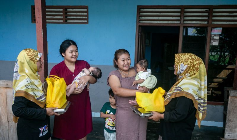 Kader Tim Pendamping Keluarga mengantarkan paket Makan Bergizi Gratis (MBG) untuk ibu hamil dan ibu menyusui di Desa Pengkok, Kedawung, Sragen, Jawa Tengah, Kamis (29/1/2026).  <b>(ANTARA FOTO/Mohammad Ayudha/rwa)</b>
