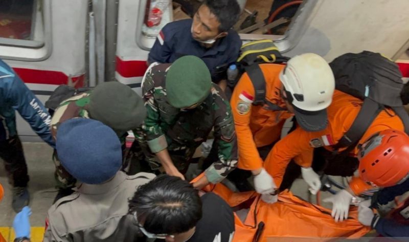 Anggota Tim SAR melakukan evakuasi korban kecelakaan kereta di Stasiun Bekasi Timur, Selasa (28/4/2026).  <b>(ANTARA/HO-Kantor SAR DKI Jakarta)</b>