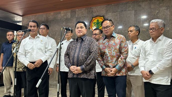 Menteri Pertanian Andi Amran Sulaiman dan Menteri Badan Usaha Milik Negara (BUMN) Erick Thohir ditemui usai melakukan diskusi terkait BUMN Pangan guna menyukseskan swasembada pangan di Kantor Kementerian Pertanian, Jakarta, Selasa (22/10/2024). 