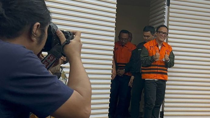 Wakil Menteri Ketenagakerjaan Immanuel Ebenezer Gerungan (kanan) saat ditampilkan sebagai salah satu dari 11 tersangka kasus dugaan pemerasan terkait pengurusan sertifikat keselamatan dan kesehatan kerja (K3) di lingkungan Kementerian Ketenagakerjaan