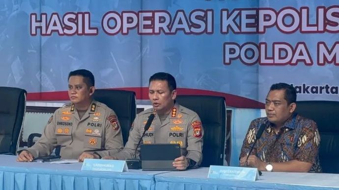 Kabid Humas Polda Metro Jaya, Kombes Pol Budi Hermanto (tengah) saat konferensi pers di Jakarta, Jumat (31/7/2026)