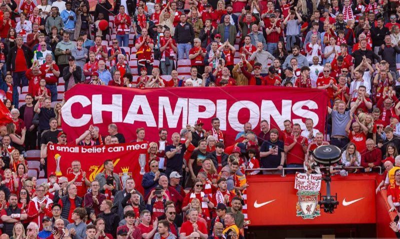 Suporter klub sepak bola Liverpool merayakan kemenangan tim dukungannya setelah mengalahkan Tottenham Hotspur FC dalam pertandingan lanjutan Liga Inggris di Anfiled, Liverpool, Inggris, Minggu (27/4/2025) malam. Liverpool memastikan diri sebagai juar <b>(ANTARA FOTO/Xinhua/Li Ying/nym.)</b>