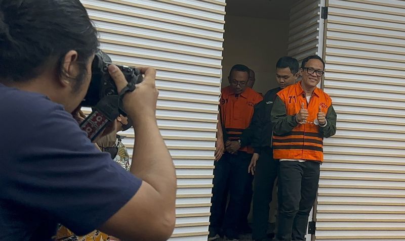 Wakil Menteri Ketenagakerjaan Immanuel Ebenezer Gerungan (kanan) saat ditampilkan sebagai salah satu dari 11 tersangka kasus dugaan pemerasan terkait pengurusan sertifikat keselamatan dan kesehatan kerja (K3) di lingkungan Kementerian Ketenagakerjaan <b>((ANTARA/Rio Feisal))</b>