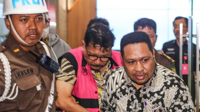 Mantan pejabat MA Zarof Ricar tersangka dengan barang bukti sebesar Rp 920.912.303.714 serta 51 kilogram emas terkait gratifikasi kasus dugaan suap vonis bebas Gregorius Ronald Tannur dan pengurusan perkara di MA dari 2012 hingga 2022.