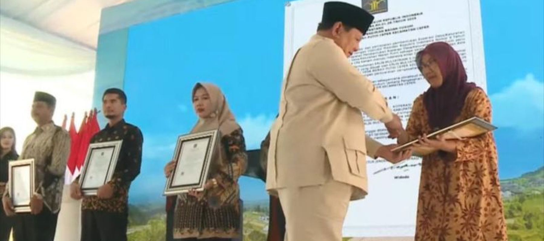 Presiden RI Prabowo Subianto menyerahkan surat keputusan (SK) badan hukum Koperasi Desa(Kopdes) dan Koperasi Kelurahan (Kopkel) Merah Putih kepada perwakilan lima ketua koperasi dalam rangkaian peluncuran program nasional Kopdes/Kopkel Merah Putih di