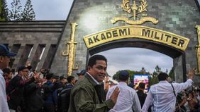 Menteri Badan Usaha Milik Negara (BUMN) Erick Thohir menyampaikan isi paparannya dalam retreat Kabinet Merah Putih di Akademi Militer (Akmil), Magelang, Jawa Tengah.