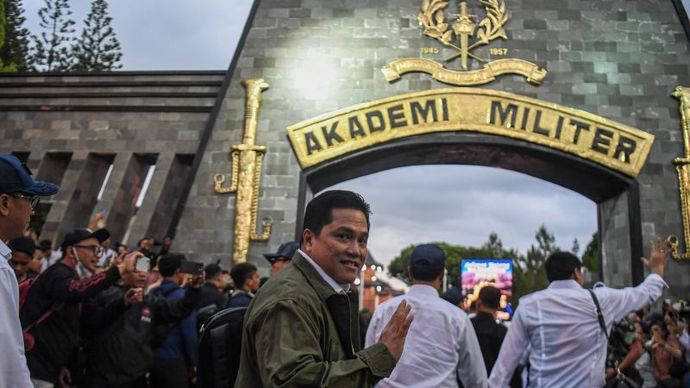 Menteri BUMN Erick Thohir berjalan memasuki Akademi Militer untuk mengikuti kegiatan rapat kerja bersama Presiden Prabowo Subianto dan retret Kabinet Merah Putih 2024-2029 di Akademi Militer (Akmil) Magelang, Jawa Tengah, Kamis (24/10/2024). Para men