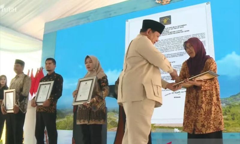 Presiden RI Prabowo Subianto menyerahkan surat keputusan (SK) badan hukum Koperasi Desa(Kopdes) dan Koperasi Kelurahan (Kopkel) Merah Putih kepada perwakilan lima ketua koperasi dalam rangkaian peluncuran program nasional Kopdes/Kopkel Merah Putih di <b>( ANTARA/Fathur Rochman.)</b>