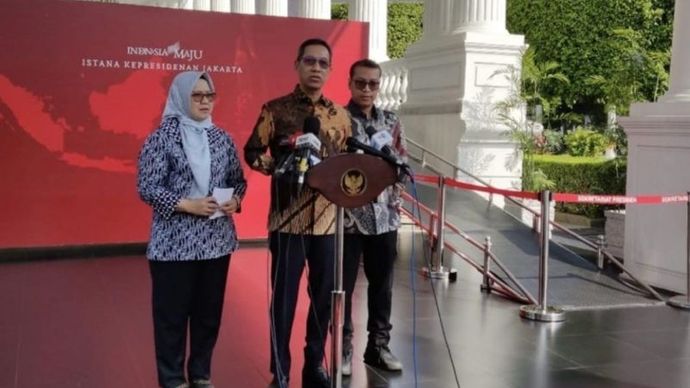 Kepala Sekretariat Presiden Heru Budi Hartono (tengah) menyampaikan keterangan pers di Istana Kepresidenan, Jakarta, Jumat (14/6/2024). (ANTARA/Andi Firdaus) 