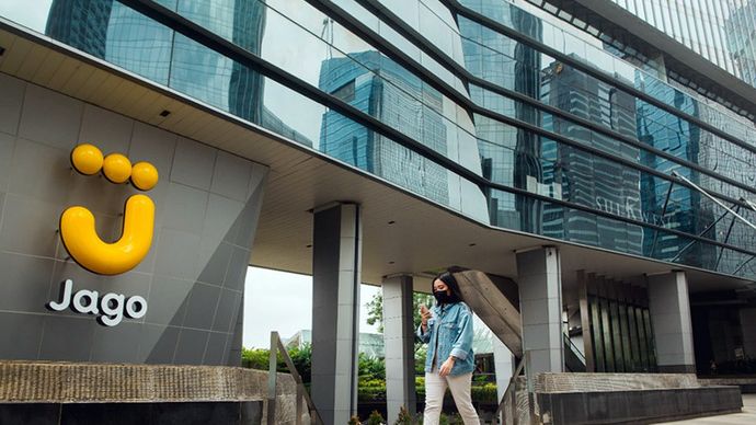 Arsip - Seorang wanita melintas di depan Logo Bank Jago. ANTARA/Citro Atmoko/am. 