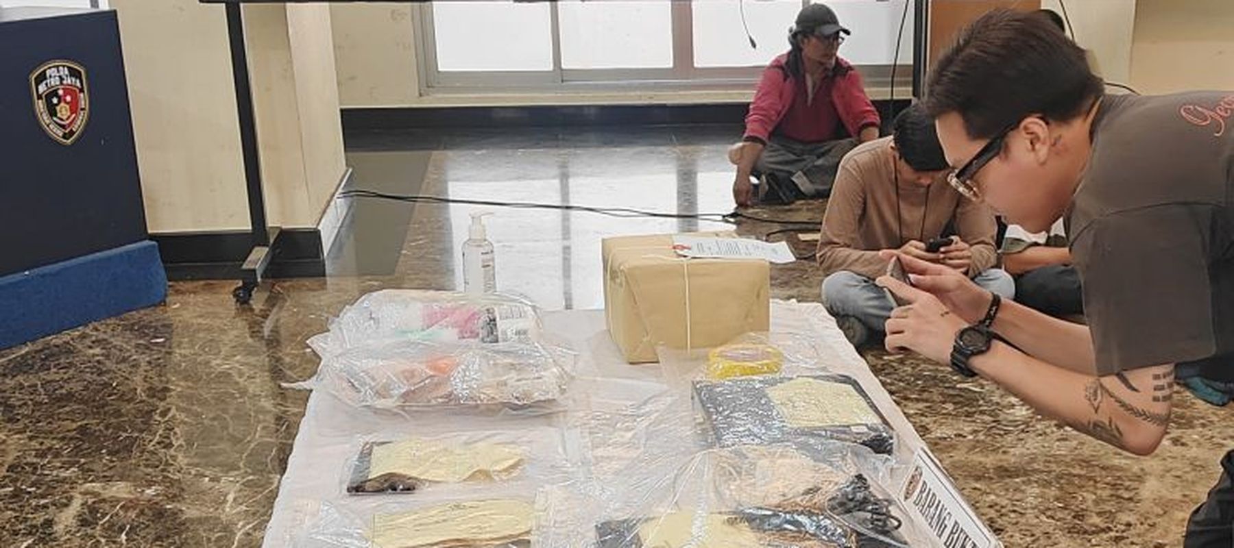 Sejumlah barang milik mendiang diplomat muda sekaligus staf Kementerian Luar Negeri (Kemlu), Arya Daru Pangayunan (ADP) di Direktorat Reserse Kriminal Umum Polda Metro Jaya, Selasa (29/7/2025). 