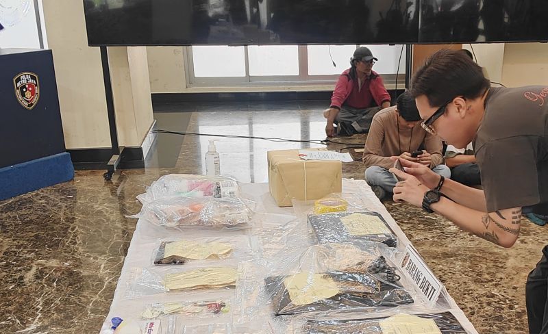 Sejumlah barang milik mendiang diplomat muda sekaligus staf Kementerian Luar Negeri (Kemlu), Arya Daru Pangayunan (ADP) di Direktorat Reserse Kriminal Umum Polda Metro Jaya, Selasa (29/7/2025).  <b>(ANTARA/Ilham Kausar)</b>